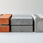 découvrez les différences entre briques, pavés et parpaings, leurs avantages respectifs et leurs prix pour bien choisir vos matériaux de construction.